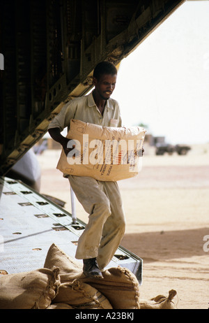 FAMINE IN SUDAN 1985 REFUGEE CAMP AT EL FASHER DARFUR REGION AMERICAN FOOD AID ARRIVES AT EL FASHER AIRPORT Stock Photo