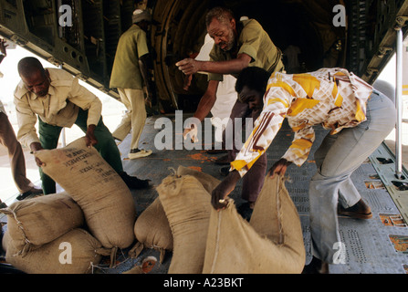 FAMINE IN SUDAN 1985 REFUGEE CAMP AT EL FASHER DARFUR REGION AMERICAN FOOD AID ARRIVES AT EL FASHER AIRPORT Stock Photo