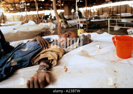 FAMINE IN SUDAN 1985 GIRBA REFUGEE CAMP ON BORDER WITH ETHIOPIA IN GEDAREF PROVINCE Stock Photo