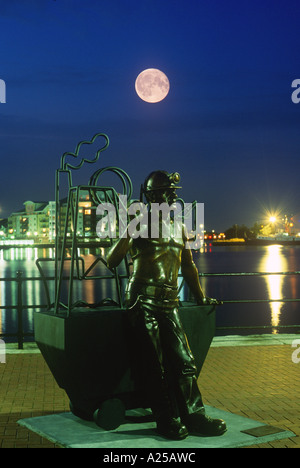 From Pit to Port Miners Sculpture Cardiff Bay South Wales Stock Photo