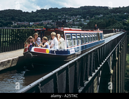 NARROW BOAT on Pontcysyllte aqueduct on Llangollen branch of the Shropshire Union Canal across the Dee Valley. Wales, UK Stock Photo