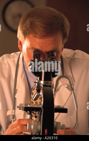 DOCTOR EXAMINING SLIDES UNDER MICROSCOPE Stock Photo - Alamy