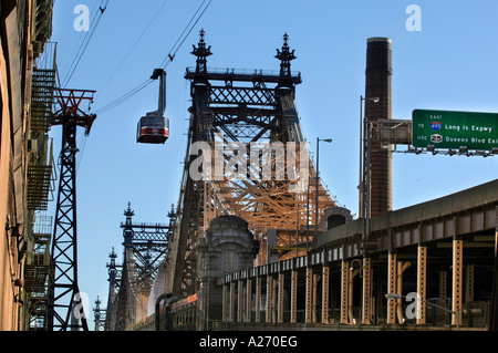 The Cable Car to Roosevelt Island runs alongside Queensborough Bridge 59th street linking it to Central Manhatten New York City Stock Photo