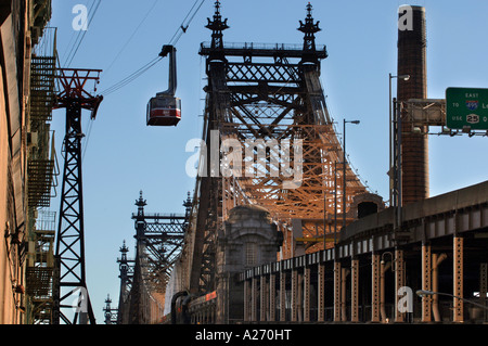 The Cable Car to Roosevelt Island runs alongside Queensborough Bridge 59th street linking it to Central Manhatten New York City Stock Photo