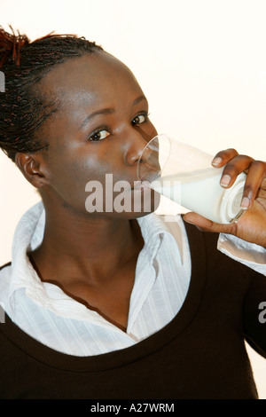 Farbiges Maedchen trinkt ein Glas Milch, Portrait, african woman drinking milk Stock Photo