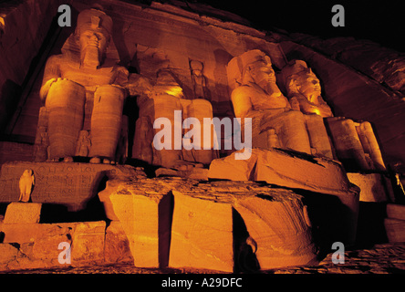 AFRICA EGYPT ABU SIMBEL EGYPTIAN RUINS ILLUMINATED AT NIGHT S Grandadam AFRIQUE EGYPTE ABOU SIMBEL RUINES EGYPTIENNES Stock Photo