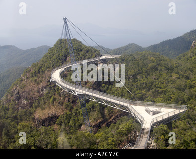 VIEW FROM CABLE CAR GONDOLA OF CURVED PEDESTRIAN BRIDGE PART OF THE  ATTRACTION   GUNUNG MAT CINCANG  LANGKAWI MALAYSIA Stock Photo