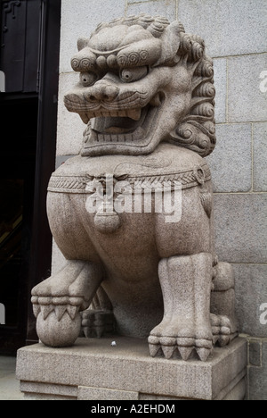 dh Bank of China CENTRAL HONG KONG Chinese lion statue outside originally headquarters foo fu dog feng shui financial building fung shui Stock Photo