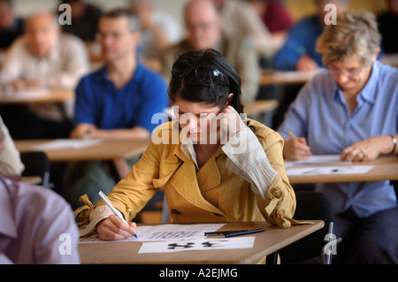 A YOUNG FEMALE CONTESTANT AT THE TIMES NATIONAL CROSSWORD COMPETITION CUP DURING THE CHAMPIONSHIPS IN CHELTENHAM UK 2006 Stock Photo