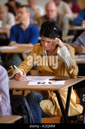 A YOUNG FEMALE CONTESTANT AT THE TIMES NATIONAL CROSSWORD COMPETITION CUP DURING THE CHAMPIONSHIPS IN CHELTENHAM UK 2006 Stock Photo