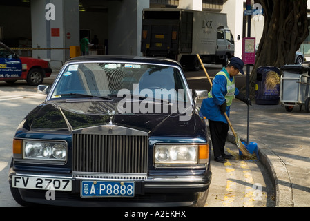 dh  CENTRAL HONG KONG Rolls Royce Chinese licence plates street cleaner luxury car expensive china rich poor wealth gap wealthy cars asia inequality Stock Photo