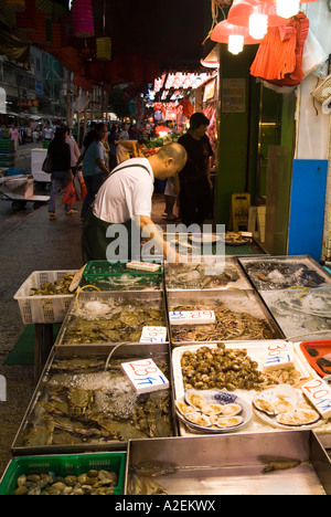 dh Chun Yeung Street Market NORTH POINT HONG KONG Fishmonger look after his tanks of fresh shellfish food asian wet fish stall markets china Stock Photo