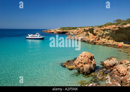 Spanien Balearen Ibiza beach Cala Comte tourist boat Stock Photo