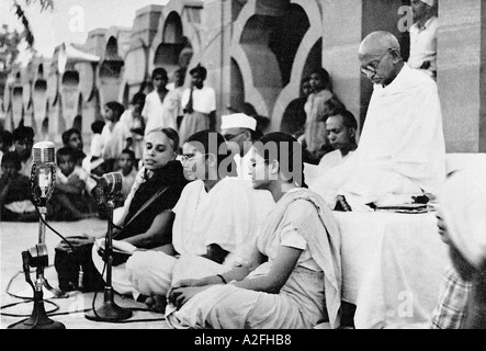 Mahatma Gandhi at the last prayer meeting in Birla House, New Delhi ...