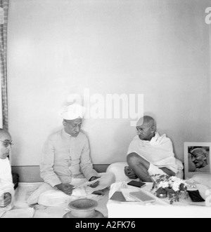 Mahatma Gandhi with Sarvepalli Radhakrishnan, 1940s Stock Photo