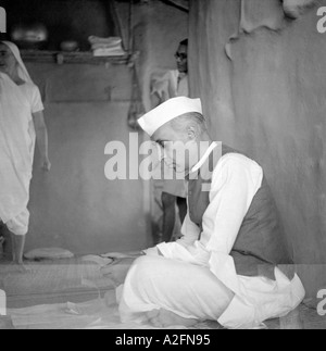 MKG33407 Jawaharlal Nehru sitting opposite Mahatma Gandhi in his hut at Sevagram Ashram Vardha Wardha Maharashtra India 1938 Stock Photo