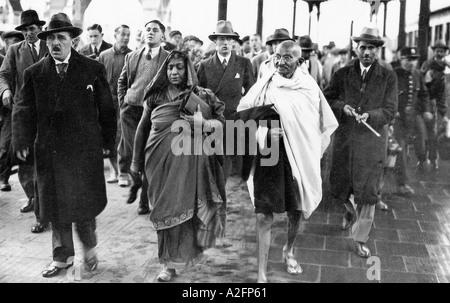 Mahatma Gandhi and Sarojini Naidu at Bolougne France 12 September 1931 Stock Photo