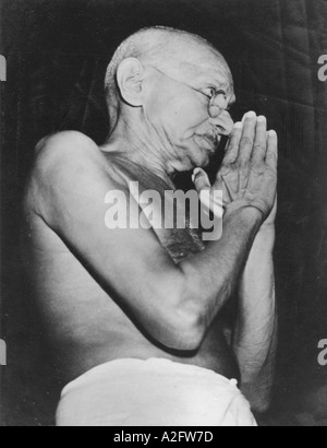 MKG33146 Mahatma Gandhi in greeting pose meaning welcome namaste Thank you at Mumbai Bombay Maharashtra India March 1946 Stock Photo