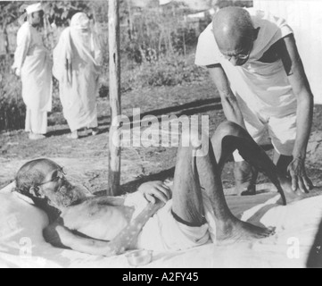 MKG33056 Mahatma Gandhi caring for the sick Stock Photo