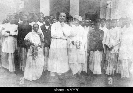 Kasturba Gandhi and Mahatma Gandhi after return to India 1915 Stock ...