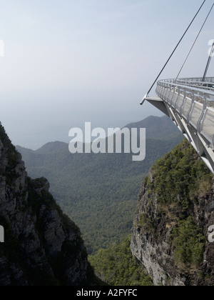 CURVED PEDESTRIAN BRIDGE PART OF THE CABLE CAR ATTRACTION  GUNUNG MAT CINCANG BURAU BAY LANGKAWI KEDAH WEST MALAYSIA Stock Photo