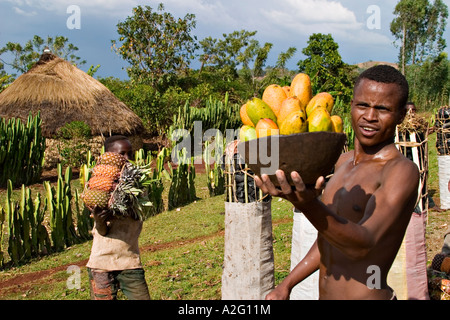 Men selling Pineapples (Ananas comosus) and mangos (Mangifera indica) in Ethiopia, Africa Stock Photo