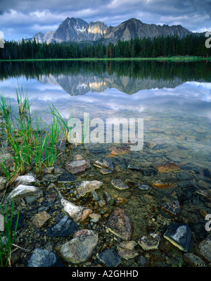 Sawtooth National Recreation Area, IDAHO. Rocky shore, Frog Lake. Castle Peak & Merriam Peak, Spring Basin. White Cloud Peaks Stock Photo