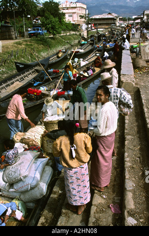 Myanmar Burma Inle Lake Yaunghwe Yaungshwe traders arriving by boat for local market Stock Photo