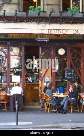 Le Bistrot du Peintre cafe bar terrasse terasse outside seating on the sidewalk. People sitting in chairs at tables eating and drinking outside at lunch time The Bistrot du Peintre is an old fashioned Paris café cafe bar restaurant of art nouveau design with polished brass, mirrors and old signs Stock Photo