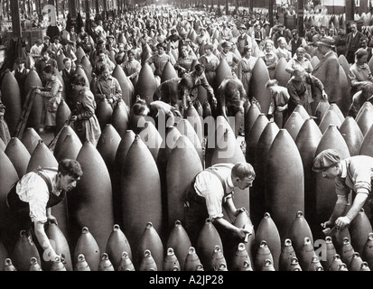 MUNITIONS FACTORY Mostly women workers at the National Shell Filling Factory at Chilwell England during the First World War Stock Photo