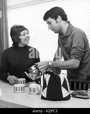 TOM JONES Welsh singer with his wife Linda in 1967 at their Kensington London home Stock Photo