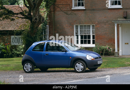 Ford Ka pare-brise couvert de givre Novembre dégeler Photo Stock - Alamy