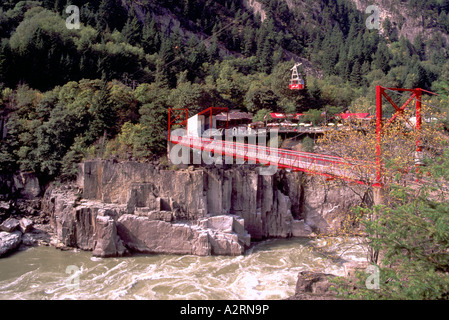 Hell's Gate, Fraser Canyon, British Columbia, Canada - Airtram / Cable Car and Pedestrian Suspension Bridge over Fraser River Stock Photo