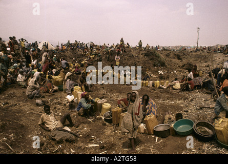 rwandan refugees july 1994 8 hour queue for water kibumba refugee camp goma Stock Photo