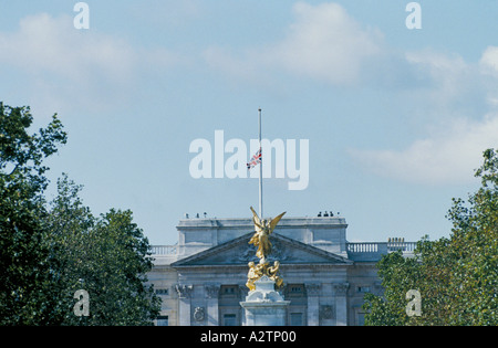 funeral of princess diana central london sept 1997 union jack flag at half mast on buckingham palace 1997 Stock Photo