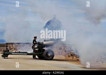 Staff Sergeant firing a 105mm light gun from the battlements of Edinburgh Castle at 1pm, Scotland. Stock Photo