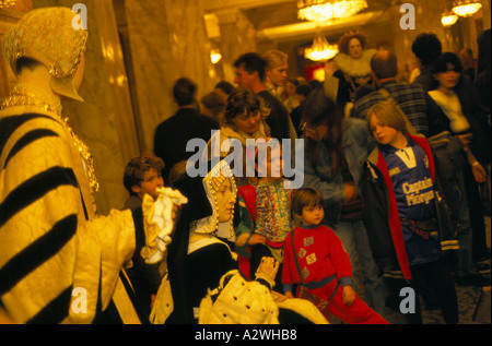 madame tussauds london mums kids looking at wax works of two of henry 8 s wives Stock Photo