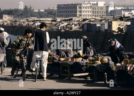 Street traders selling traditional naan flat bread in the early morning, Kabul, Afghanistan, August 1992. Stock Photo
