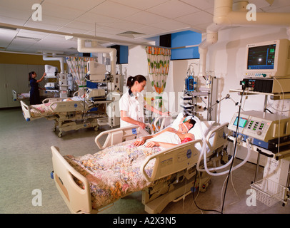 Nurse tending patient in intensive care at hospital Stock Photo - Alamy