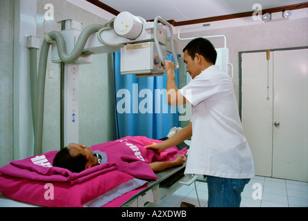 Medical Hospital Radiography technician with patient Stock Photo