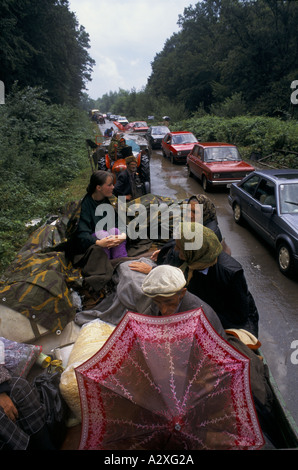Croatian re-capture of Krajina, Aug 95:  a  line of cars  and tractors waits to leave Topusko from Serbia Stock Photo