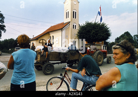 Croatian re-capture of Krajina, Aug 95:   Krajina Serbs drive past jeering Croats near Sisak Stock Photo