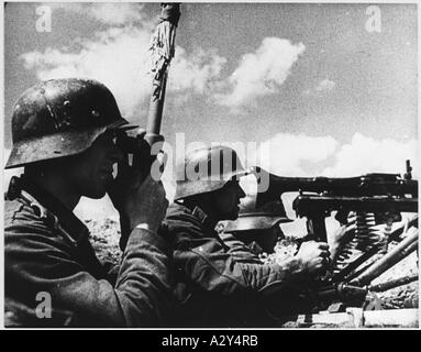 German machine gunners in a trench during World War One Stock Photo - Alamy