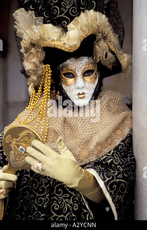 Bianco Rosso Maschere Veneziane piume bianche nastri Venezia Italia Foto  stock - Alamy