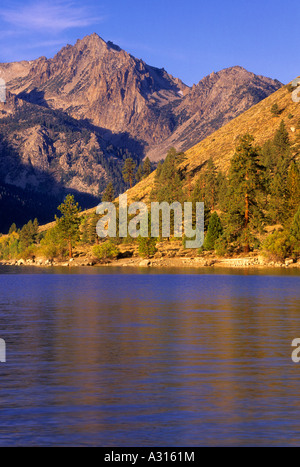 Sunrise at Lower Twin Lake and the Sierra Nevada Mountain Range in the Toiyabe National Forest, California, USA Stock Photo