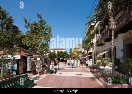 Shops and pedestrian area in  the town centre, Puerto de la Cruz, Tenerife, Canary Islands, Spain Stock Photo