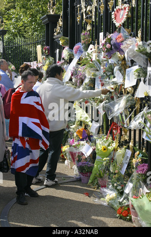 mourners hanging messages for princess diana on the gates of kensington palace Stock Photo