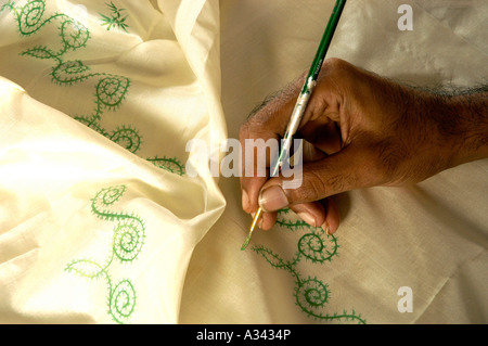 HAND PAINTING ON SAREES FOR HANDLOOM WEAVERS OF BALARAMAPURAM NEAR TRIVANDRUM Stock Photo