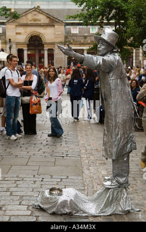 Living Statue Covent Garden west central London England 2000s A street entertainer. 2006  HOMER SYKES Stock Photo