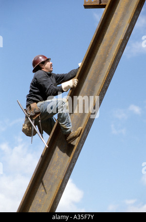 Mohawk indian iron worker connector John Diago climbs  steel beam at the new Random House building  on Broadway in New York Ci Stock Photo
